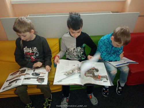 "Březen měsíc knihy a čtenáře" - Návštěva v ZŠ Skočice 20. 3.